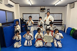 楠生道場　帯の贈呈と大阪府大会の賞状